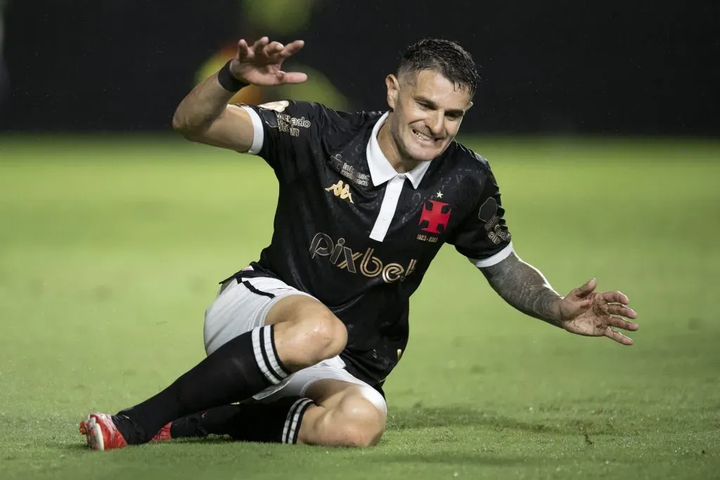 Foto: Jorge Rodrigues/AGIF – Vegetti tenta salvar o Vasco