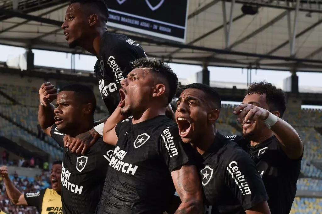 RJ – RIO DE JANEIRO – 08/10/2023 – BRASILEIRO A 2023, FLUMINENSE X BOTAFOGO – Tiquinho Soares jogador do Botafogo comemora seu gol com jogadores do seu time durante partida contra o Fluminense no estadio Maracana pelo campeonato Brasileiro A 2023. Foto: Thiago Ribeiro/AGIF