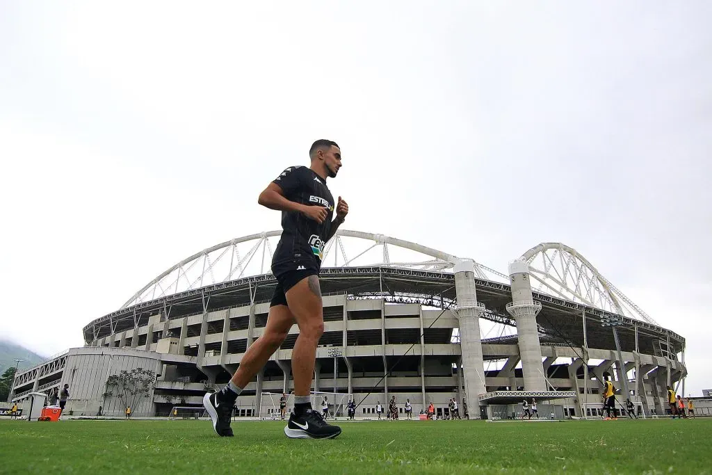 Rafael treina no Complexo Nilton Santos, o lateral segue se recuperando de lesão no joelho – Foto: Vítor Silva/Botafogo