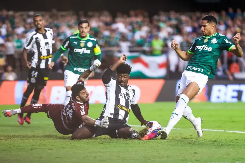 SMurilo jogador do Palmeiras disputa lance com Joao Paulo jogador do Santos durante partida no estadio Morumbi pelo campeonato Paulista 2023. Foto: Marcello Zambrana/AGIF