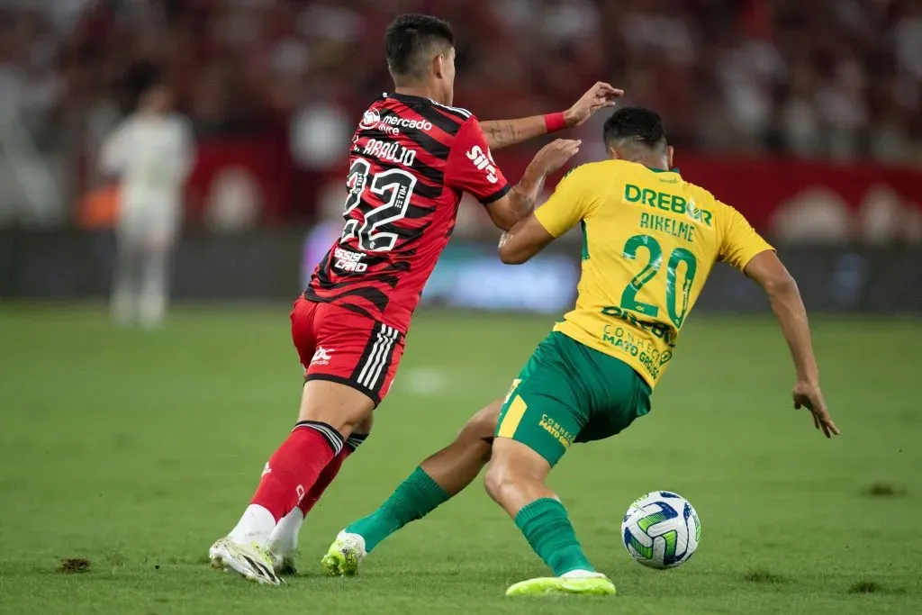 Rikelme jogador do Cuiaba disputa lance com Luiz Araujo jogador do Flamengo durante partida no estadio Arena Pantanal pelo campeonato Brasileiro A 2023. Foto: Gil Gomes/AGIF