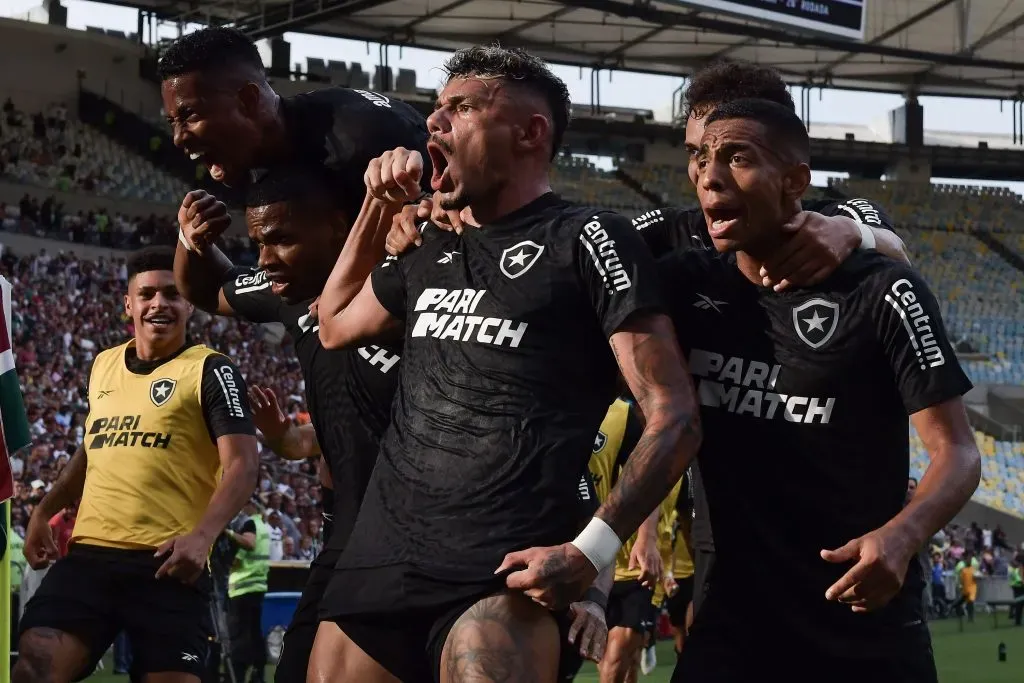 Foto: Thiago Ribeiro/AGIF – Tiquinho Soares jogador do Botafogo comemora seu gol com jogadores do seu time durante partida contra o Fluminense no estadio Maracana pelo campeonato Brasileiro A 2023.