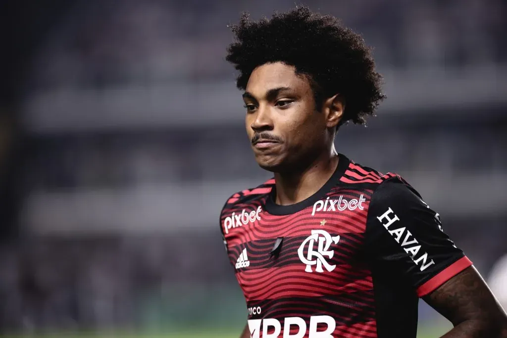 Vitinho conquistou inúmeros títulos pelo Flamengo e hoje tenta a vida no mundo árabe – Foto: Ettore Chiereguini/AGIF