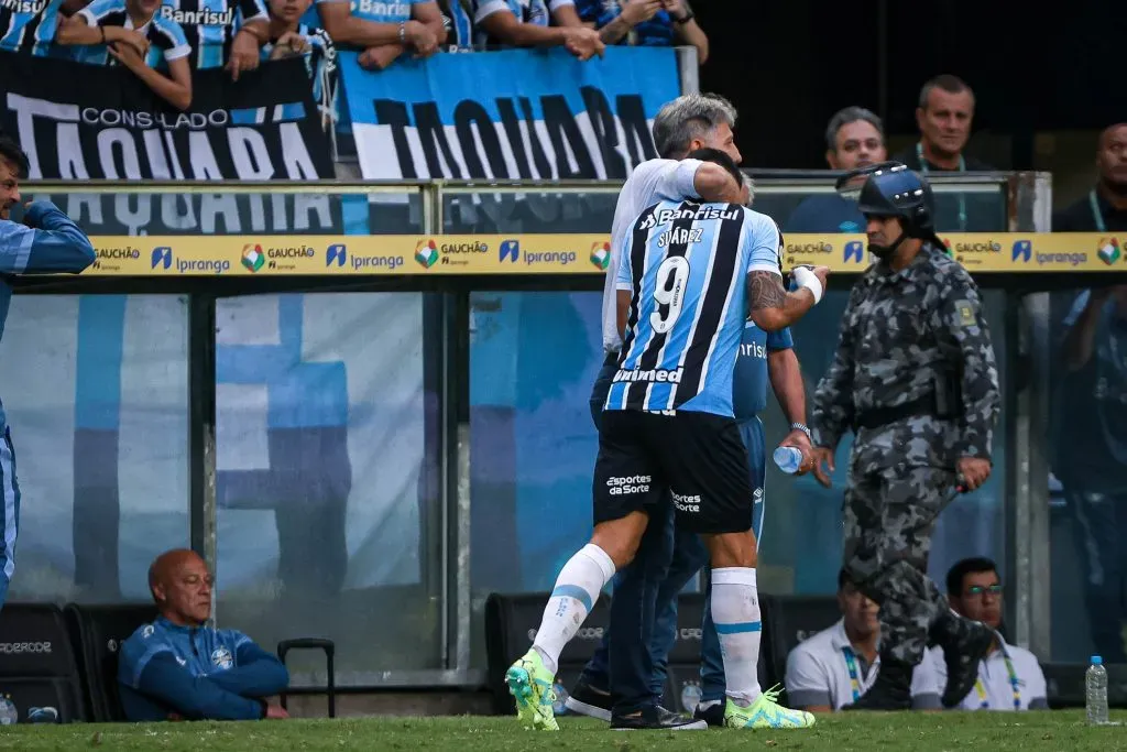 Luis Suarez jogador do Grêmio comemora seu gol com Renato Portaluppi – Foto: Maxi Franzoi/AGIF