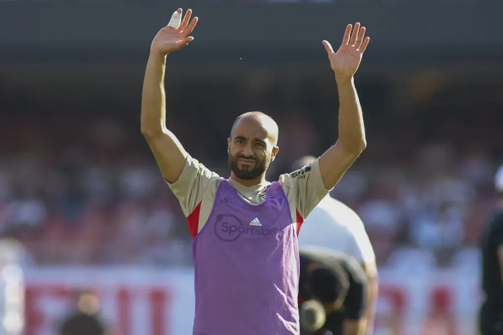 Lucas Moura com a camisa do SPFC (Foto: Miguel Schincariol/Getty Images)