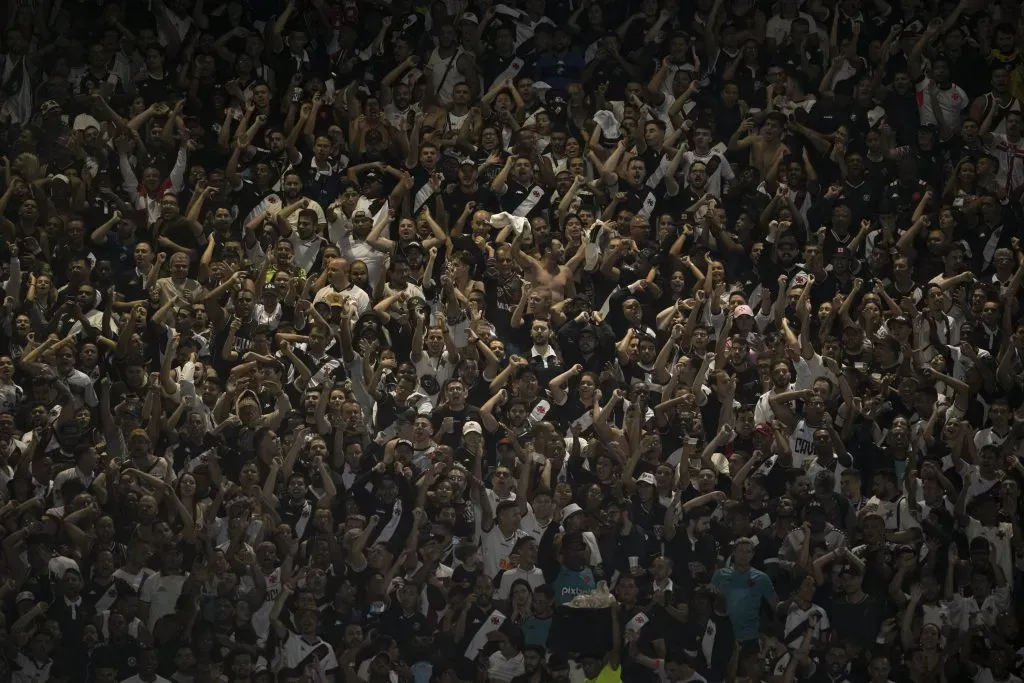 Torcida do Vasco durante partida contra Internacional no estadio Sao Januario pelo campeonato Brasileiro A 2023. Foto: Jorge Rodrigues/AGIF