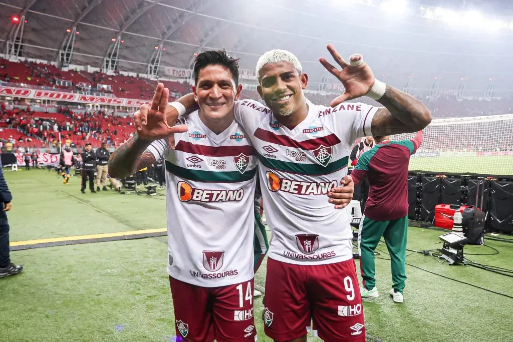 German Cano e John Kennedy, jogadores do Fluminense comemoram vitoria ao final da partida contra o Internacional pela Libertadores. Foto: Maxi Franzoi/AGIF