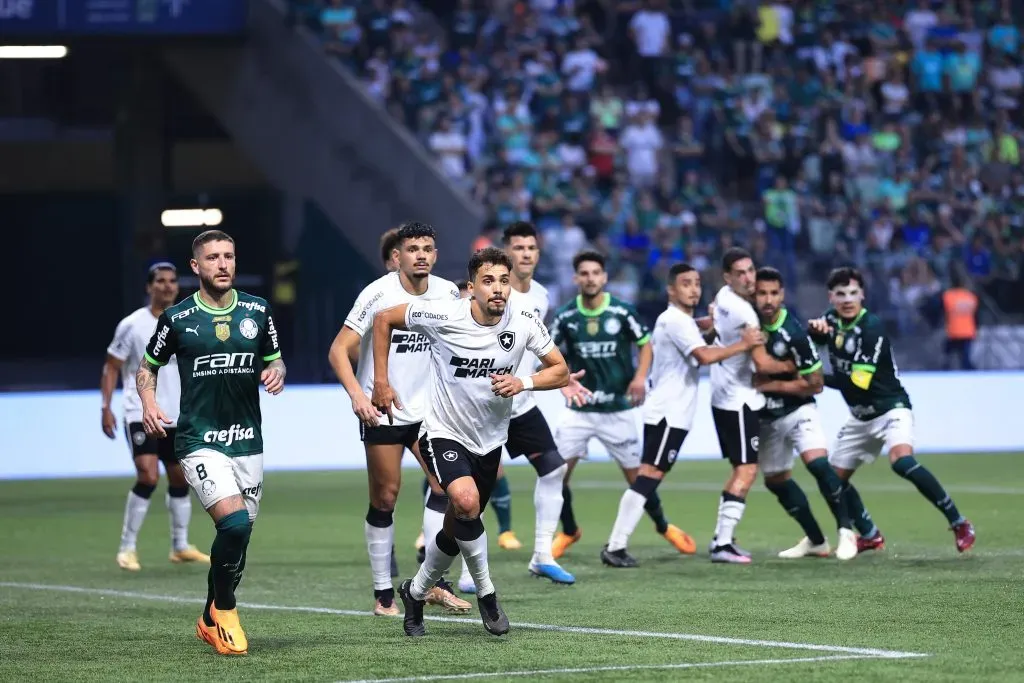 SP – SAO PAULO – 25/06/2023 – BRASILEIRO A 2023, PALMEIRAS X BOTAFOGO –  jogador do Palmeiras disputa lance com jogador do Botafogo durante partida no estadio Arena Allianz Parque pelo campeonato BRASILEIRO A 2023. Foto: Ettore Chiereguini/AGIF