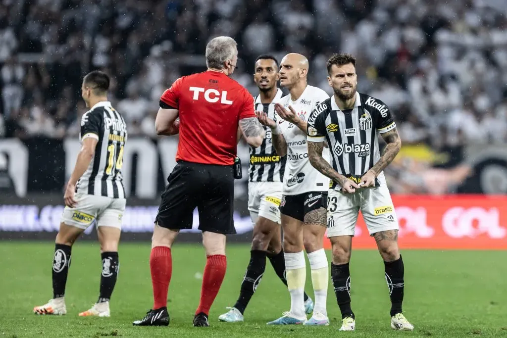 SP – SAO PAULO – 29/10/2023 – BRASILEIRO A 2023, CORINTHIANS X SANTOS – Lucas Lima jogador do Santos reclama com a arbitragem durante partida contra o Corinthians no estAdio Arena Corinthians pelo campeonato Brasileiro A 2023. Foto: Abner Dourado/AGIF