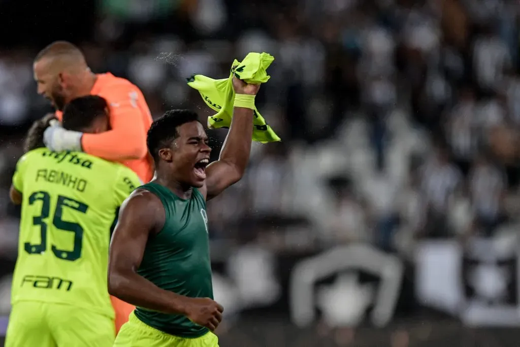 Endrick jogador do Palmeiras comemora vitória ao final da partida contra o Botafogo. Foto: Thiago Ribeiro/AGIF