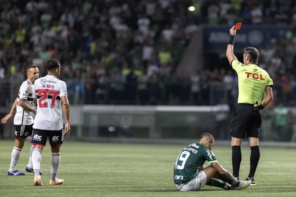 Rafinha foi expulso contra o Palmeiras após levar um ‘baile’ em duelo com Breno Lopes – Foto: Abner Dourado/AGIF