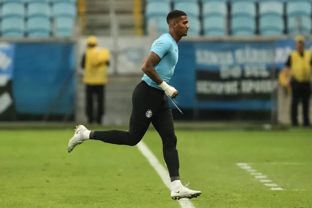 RS – PORTO ALEGRE – 27/04/2023 – COPA DO BRASIL 2023, GREMIO X ABC – Adriel goleiro do Gremio deixa o campo apos partida contra o ABC no estadio Arena do Gremio pelo campeonato Copa do Brasil 2023. Foto: Pedro H. Tesch/AGIF