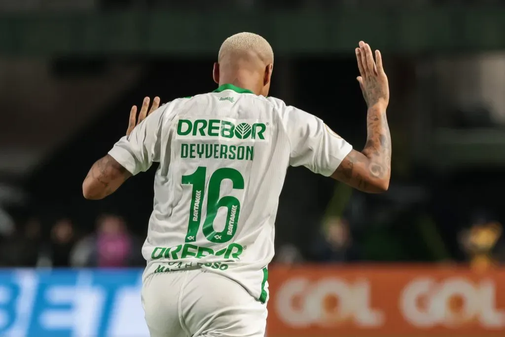 Deyverson com a camisa do Cuiabá – Foto: Robson Mafra/AGIF