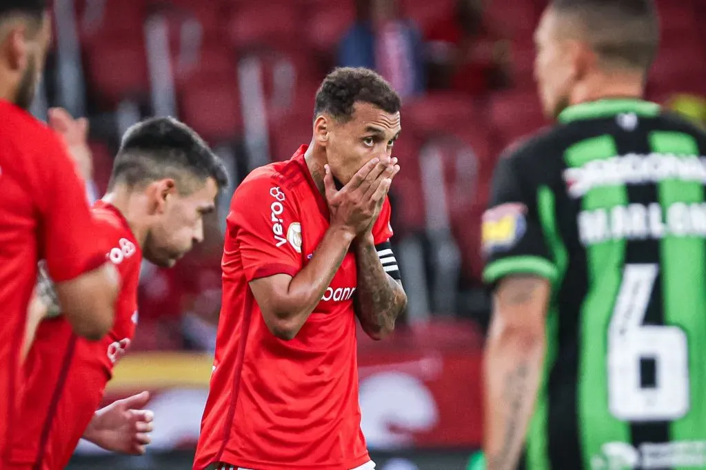 Alan Patrick lamenta lance contra o América-MG, o empate do Colorado contra a equipe mineira foi motivo de alfinetada subliminar feita pelo rival Foto: Maxi Franzoi/AGIF