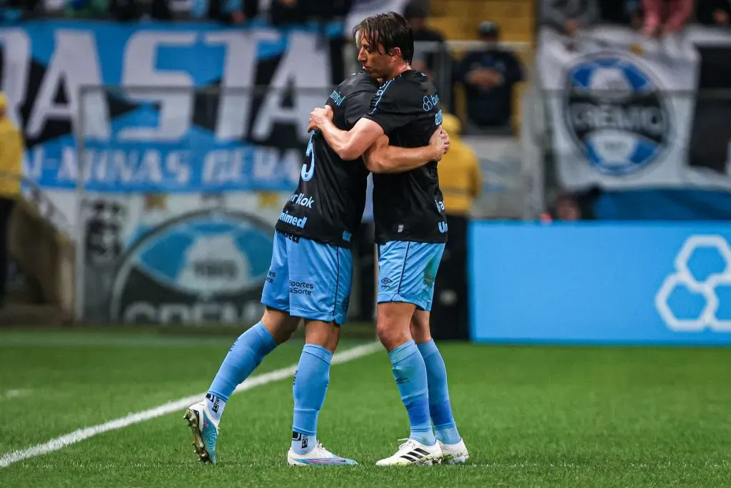 Pedro Geromel com a camisa do Grêmio – Foto: Maxi Franzoi/AGIF