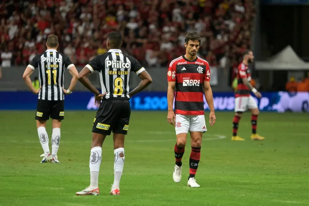 Rodrigo Caio volta a atuar pelo Fla após seis meses de lesão – Foto: Helio Montferre/AGIF