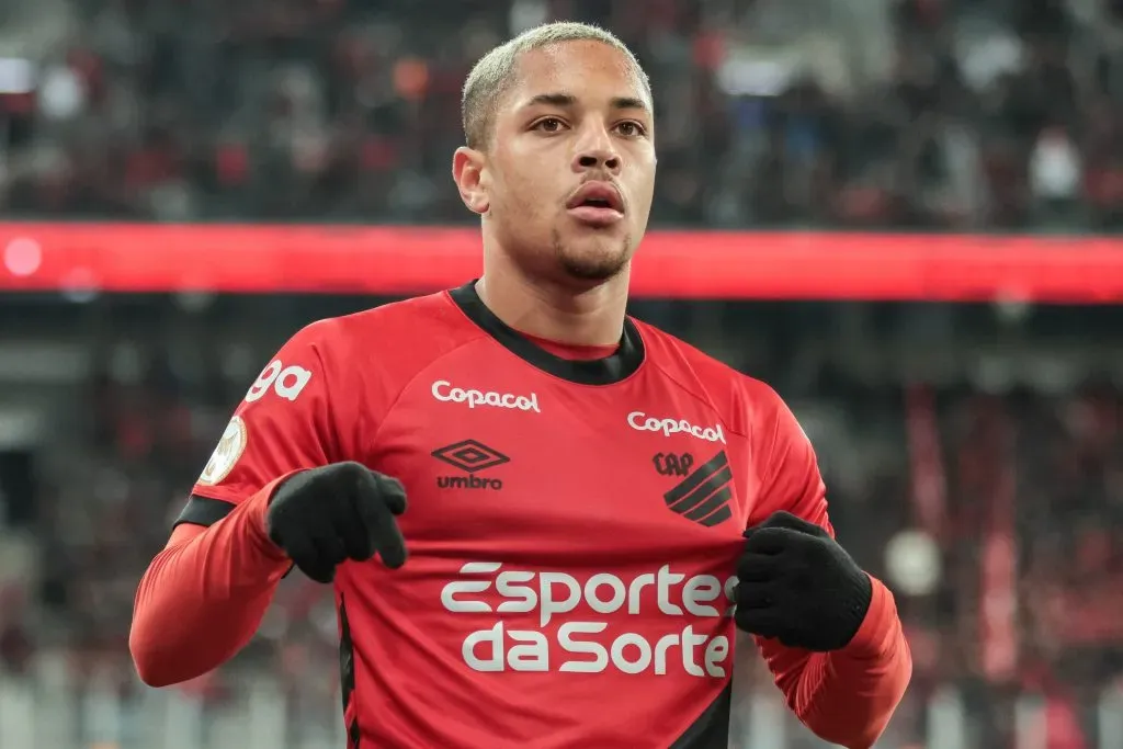 Foto: Robson Mafra/AGIF – Vitor Roque se tornou a maior venda do Athletico