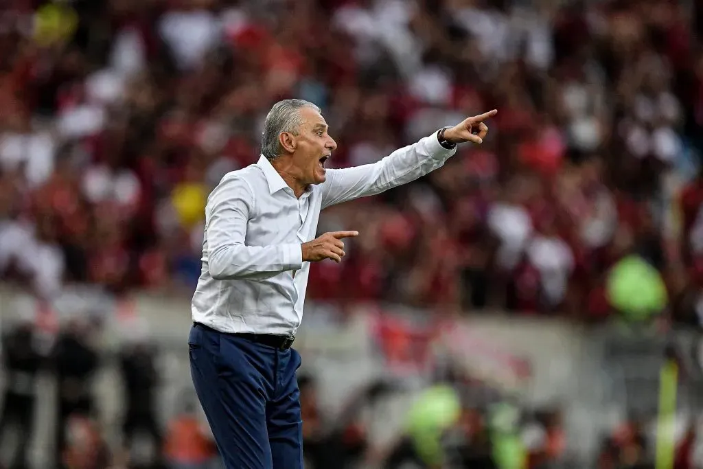 Tite orienta os jogadores durante jogo pelo Brasileiro. Foto: Thiago Ribeiro/AGIF