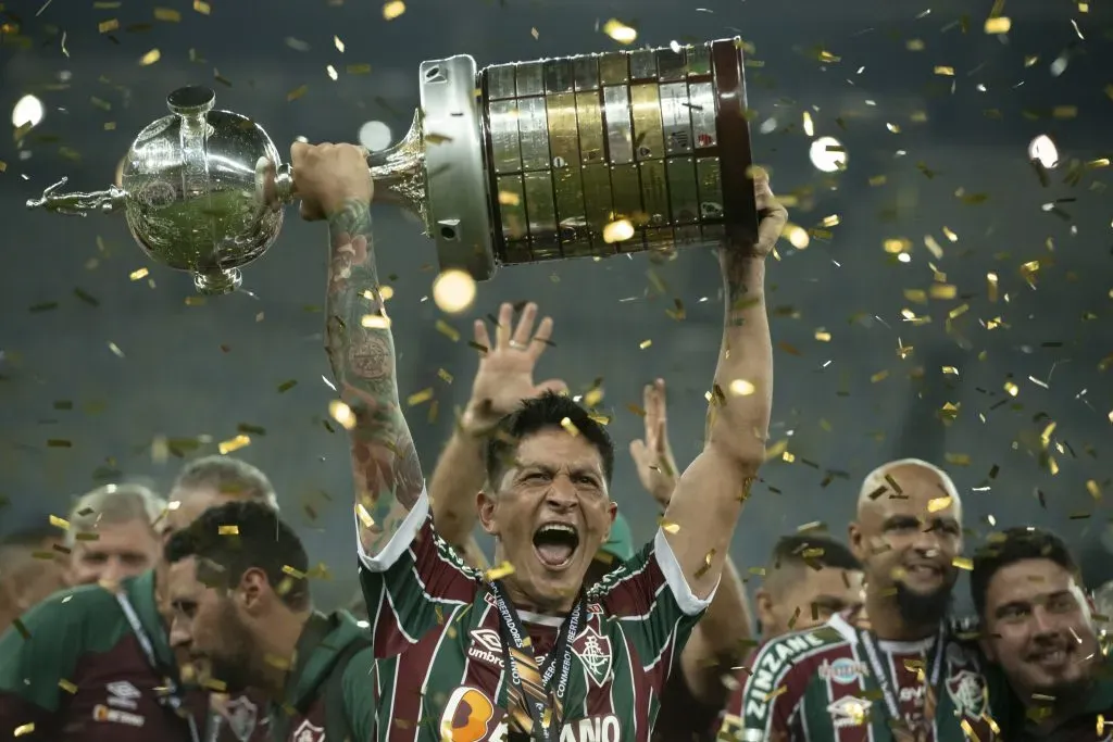 RJ – RIO DE JANEIRO – 04/11/2023 – LIBERTADORES 2023, BOCA JUNIORS X FLUMINENSE – German Cano jogador do Fluminense levanta a taca de campeao durante cerimonia de premiacao ao final da partida contra o Boca Juniors no estadio Maracana pela decisao do campeonato Libertadores 2023.  Foto: Jorge Rodrigues/AGIF