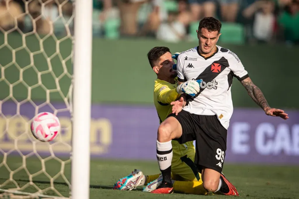 Vegetti, jogador do Vasco, contra o Goias no estadio Serrinha pelo campeonato Brasileiro A 2023. Foto: Isabela Azine/AGIF