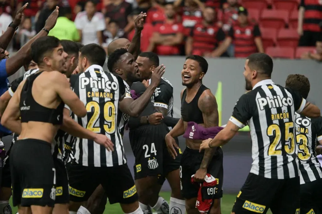 Jogadores do Santos comemora seu gol contra o Flamengo pelo Brasileiro A 2023. Foto: Helio Montferre/AGIF