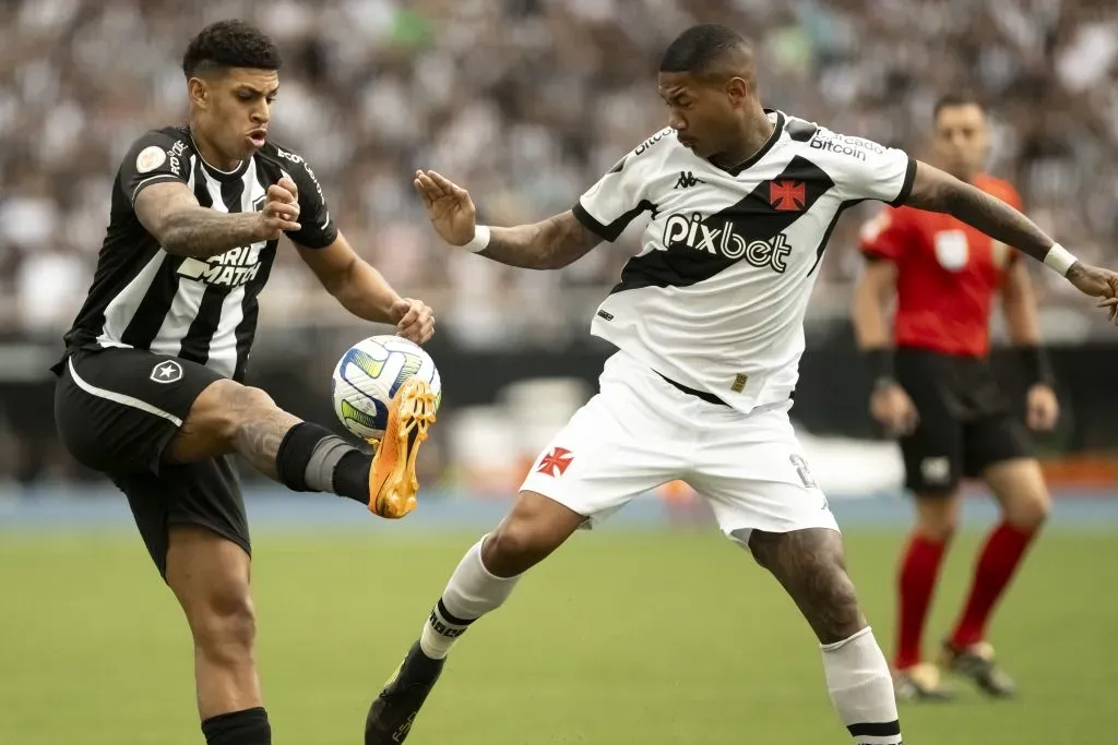 Luis Henrique  disputa lance com Ze Gabriel durante partida no estadio Engenhao pelo campeonato Brasileiro A 2023. Jorge Rodrigues/AGIF