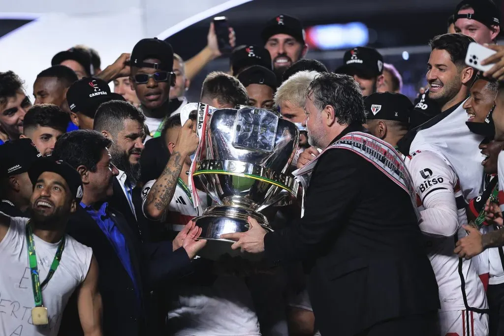 SP – SAO PAULO – 24/09/2023 – COPA DO BRASIL 2023 FINAL, SAO PAULO X FLAMENGO – Jogadores do Sao Paulo comemoram titulo de campeao durante cerimonia de premiacao apos vitoria contra o Flamengo em partida no estadio Morumbi pela decisao do campeonato Copa do Brasil 2023. Foto: Ettore Chiereguini/AGIF