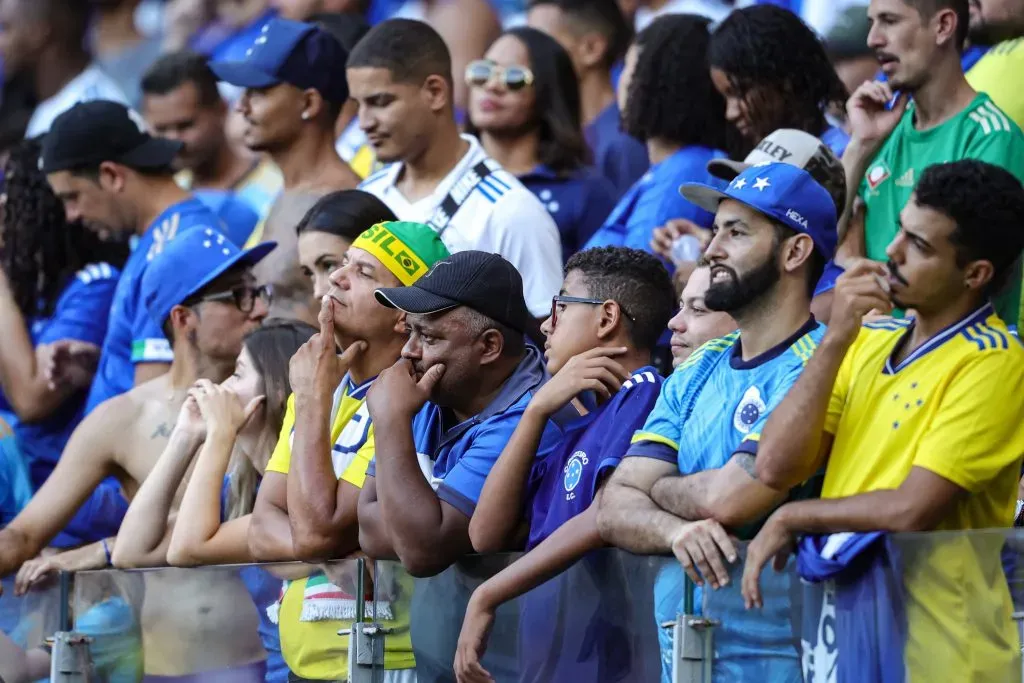 Torcida do Cruzeiro lamenta situação da equipe na partida contra Internacional no Mineirão pelo Brasileiro A 2023. Foto: Gilson Lobo/AGIF