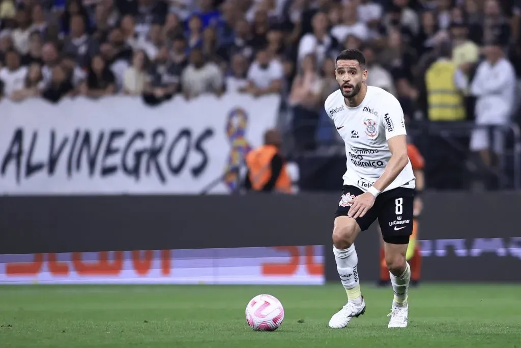 Renato Augusto em ação pelo Timão. O camisa 8 está com o futuro indefinido no Parque São Jorge – Foto: Marcello Zambrana/AGIF