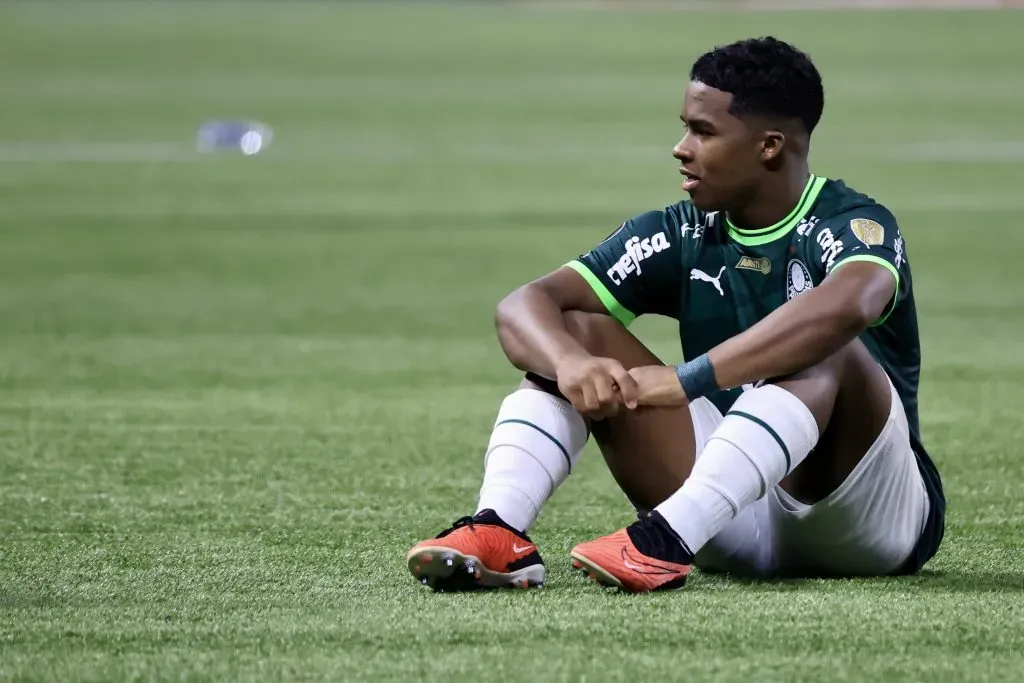 S Endrick jogador do Palmeiras lamenta derrota ao final da partida contra o Boca Juniors no estadio Arena Allianz Parque pelo campeonato Libertadores 2023. Foto: Marcello Zambrana/AGIF