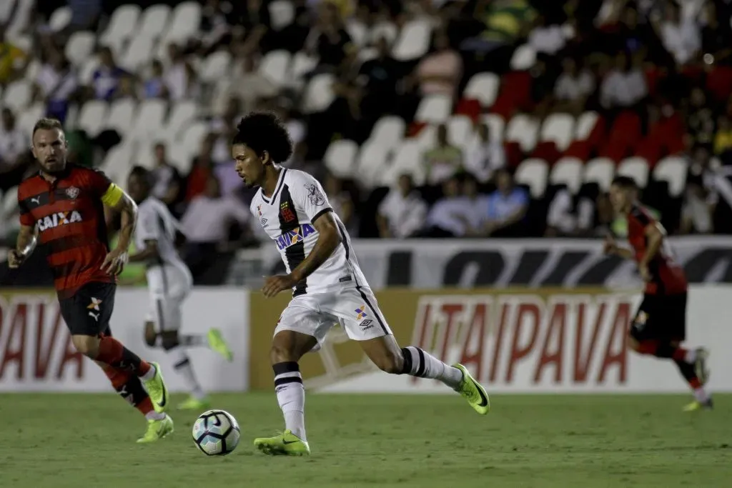 Douglas Luiz jogando pelo Vasco. Foto: Luciano Belford/AGIF