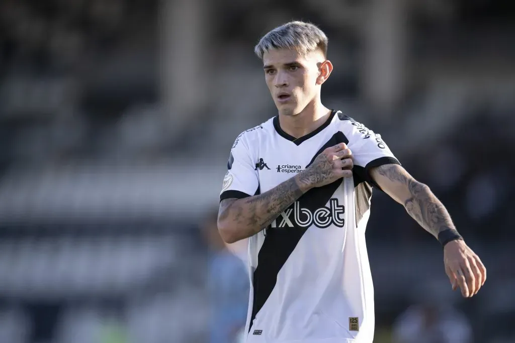 Orellano jogador do Vasco durante partida contra o Grêmio no estadio Sao Januario pelo campeonato Brasileiro A 2023. Foto: Jorge Rodrigues/AGIF