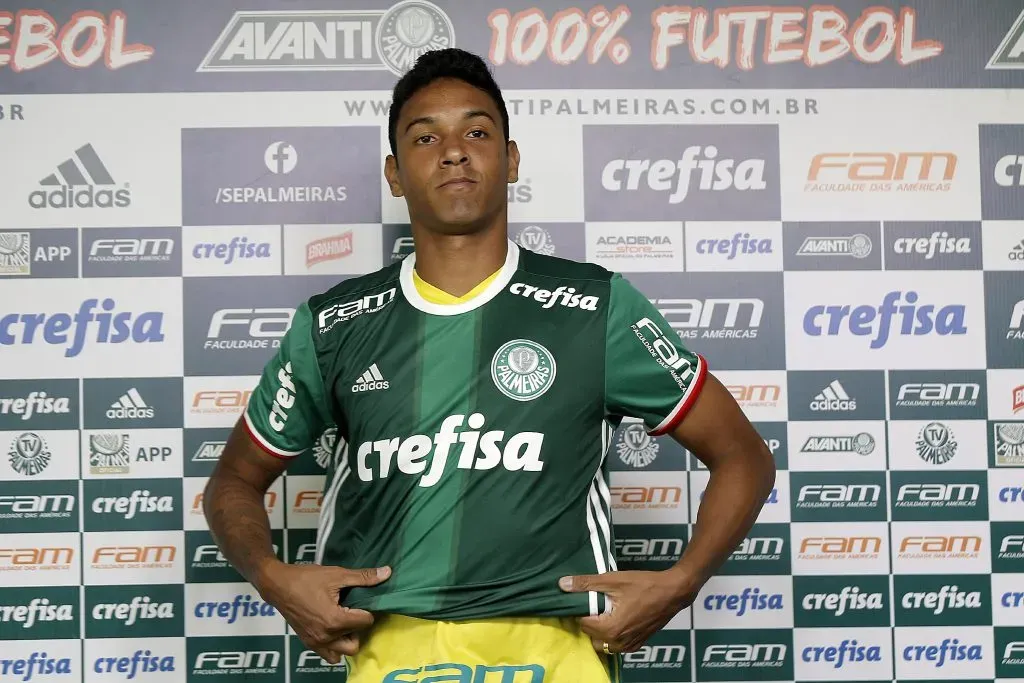 O zagueiro Antonio Carlos teve passagem pelo Palmeiras e está na mira do Flu – Foto: Daniel Vorley/AGIF
