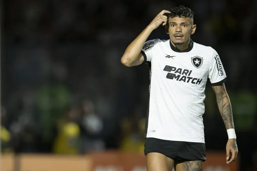 Tiquinho Soares jogador do Botafogo durante partida contra o Vasco pelo Brasileiro. Foto: Jorge Rodrigues/AGIF