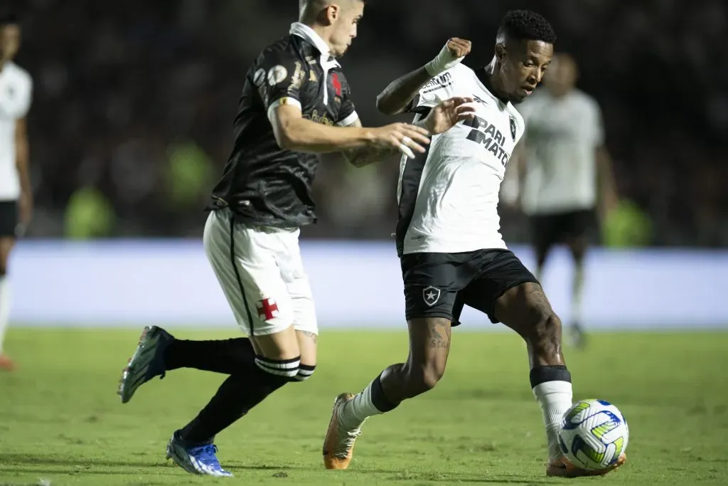 Gabriel Pec jogador do Vasco disputa lance com Tche Tche jogador do Botafogo durante partida no estadio Sao Januario pelo campeonato Brasileiro A 2023. Foto: Jorge Rodrigues/AGIF