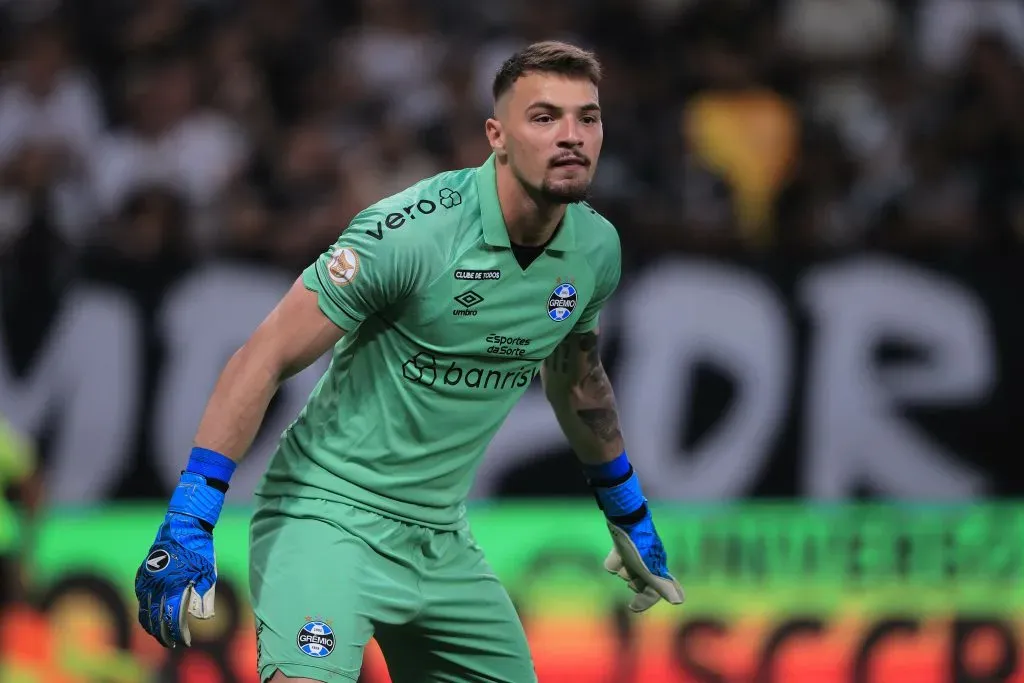 Gabriel Grando, goleiro do Grêmio, entrou na mira do futebol europeu e isso pode refletir no Coringão Foto: Ettore Chiereguini/AGIF