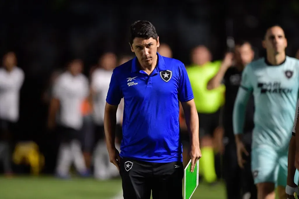 Lucio Flavio tecnico do Botafogo durante partida contra o Vasco no estadio Sao Januario pelo campeonato Brasileiro A 2023. Foto: Thiago Ribeiro/AGIF