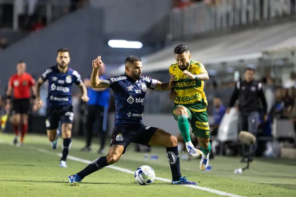 Rincón, jogador do Santos, disputa lance contra jogador do Cuiabá. Foto: Abner Dourado/AGIF