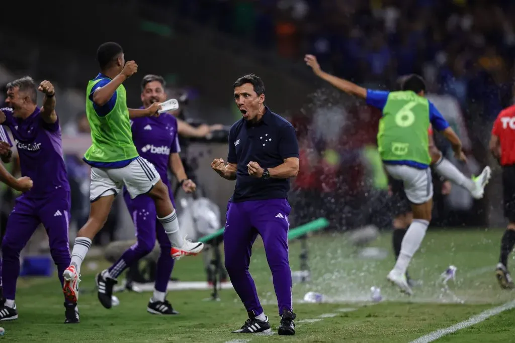 Zé Ricardo comemora gol do Cruzeiro.Foto: Gilson Lobo/AGIF