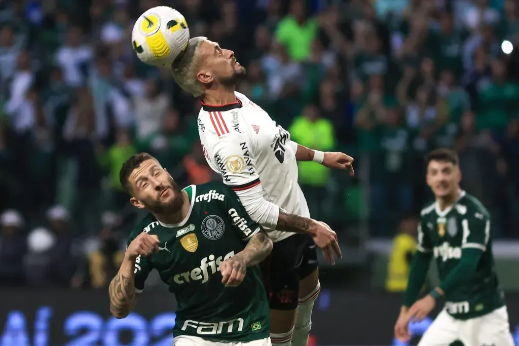 Ze Rafael jogador do Palmeiras disputa lance com De Arrascaeta jogador do Flamengo durante partida no estadio Arena Allianz Parque pelo campeonato Brasileiro A 2022. Marcello Zambrana/AGIF