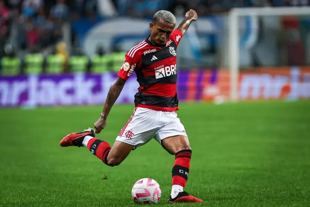 Wesley está de volta após ficar de fora da última rodada, eis um problema a menos para Tite – Foto: Maxi Franzoi/AGIF