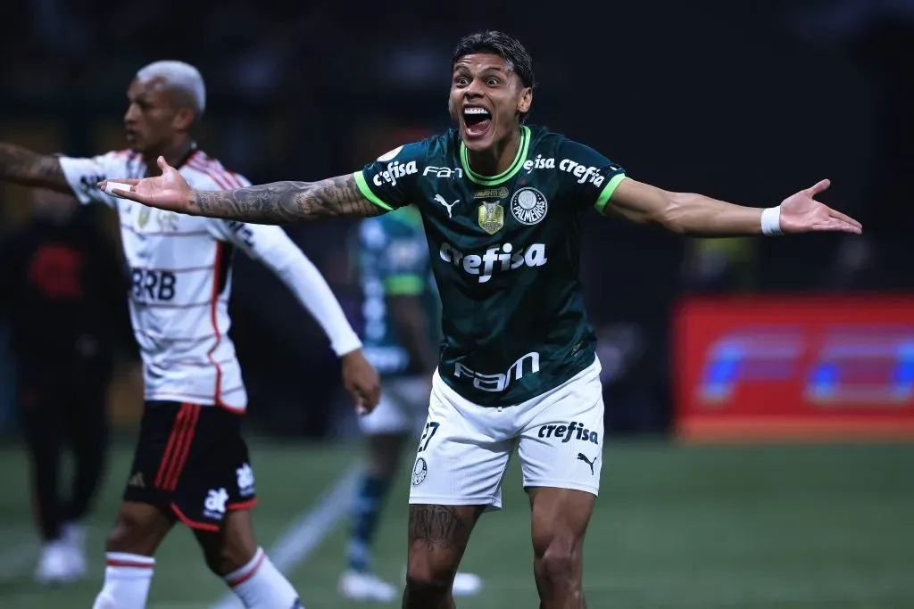 Richard Rios jogador do Palmeiras reclama com a arbitragem durante partida contra o Flamengo no estadio Arena Allianz Parque pelo campeonato Brasileiro A 2023.  Ettore Chiereguini/AGIF