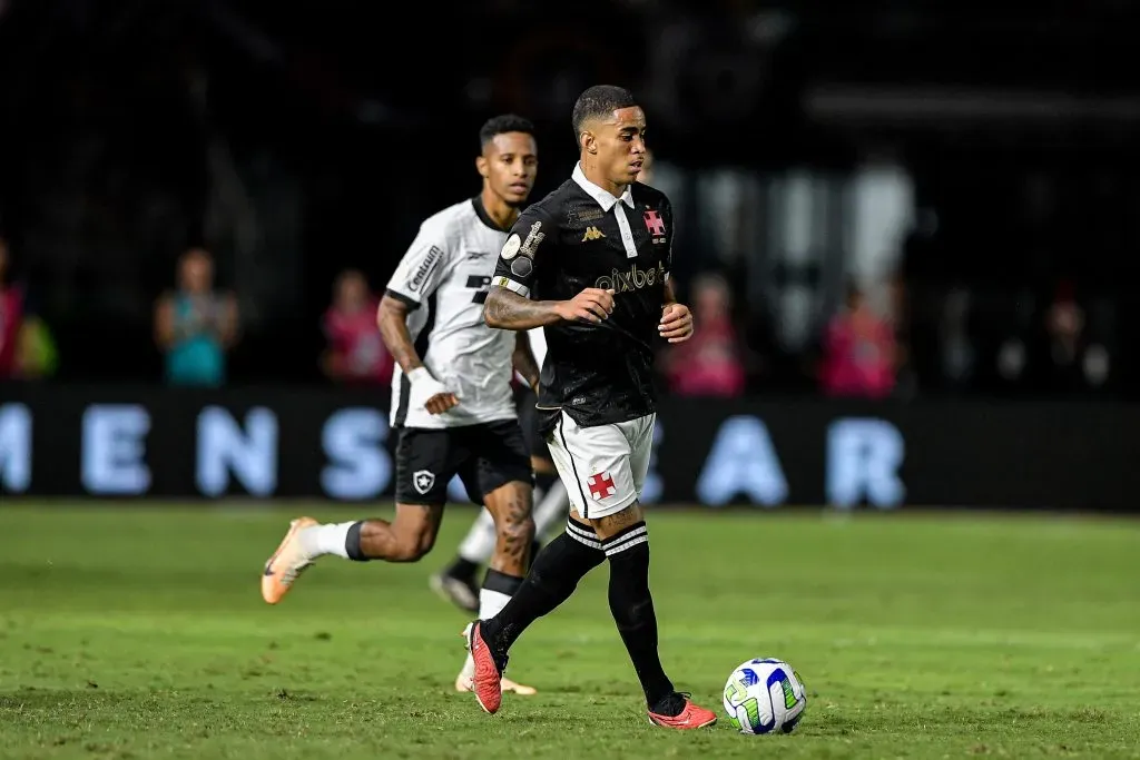 Erick Marcus pode acelerar o retorno de Rossi como titular, alterando os planos iniciais do Vasco – Foto: Thiago Ribeiro/AGIF