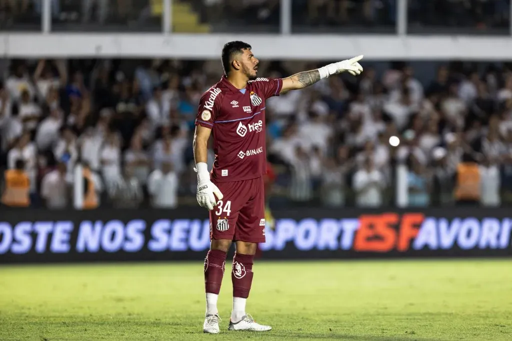 João Paulo, goleiro do Santos, durante partida na Vila Belmiro – Foto: Abner Dourado/AGIF