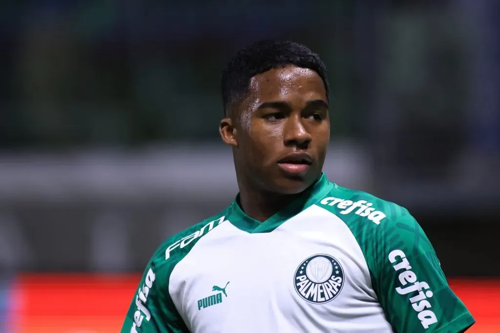 Endrick jogador do Palmeiras durante aquecimento antes da partida contra o Goias no estádio Arena Allianz Parque pelo campeonato Brasileiro A 2023. Foto: Marcello Zambrana/AGIF
