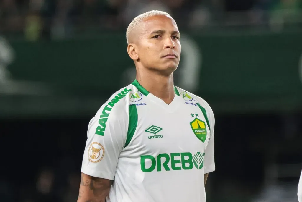 Deyverson com a camisa do Cuiabá – Foto: Robson Mafra/AGIF