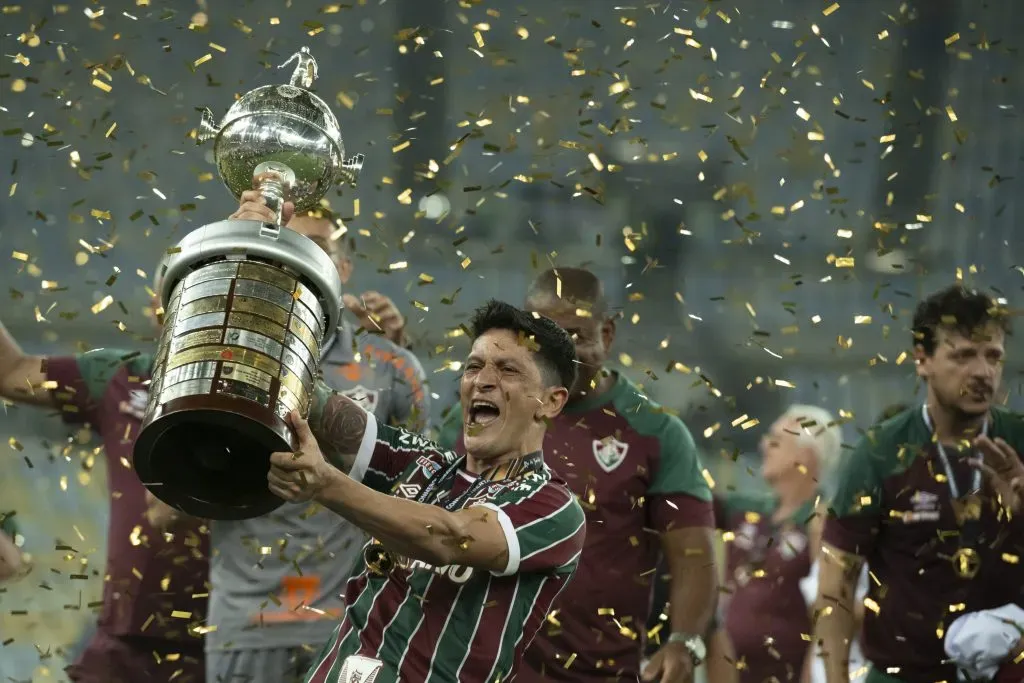 RJ – RIO DE JANEIRO – 04/11/2023 – LIBERTADORES 2023, BOCA JUNIORS X FLUMINENSE – German Cano jogador do Fluminense levanta a taca de campeao durante cerimonia de premiacao ao final da partida contra o Boca Juniors no estadio Maracana pela decisao do campeonato Libertadores 2023.   Foto: Jorge Rodrigues/AGIF