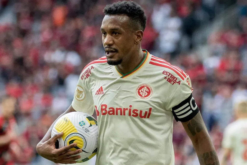 Edenilson jogador do Internacional durante partida contra o Athletico-PR no estadio Arena da Baixada pelo campeonato Brasileiro A 2022. Foto: Robson Mafra/AGIF