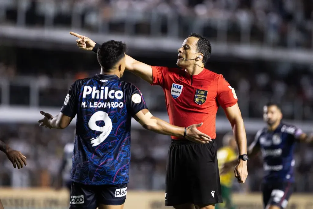 O árbitro Sávio Pereira Sampaio no jogo do Santos Foto: Abner Dourado/AGIF