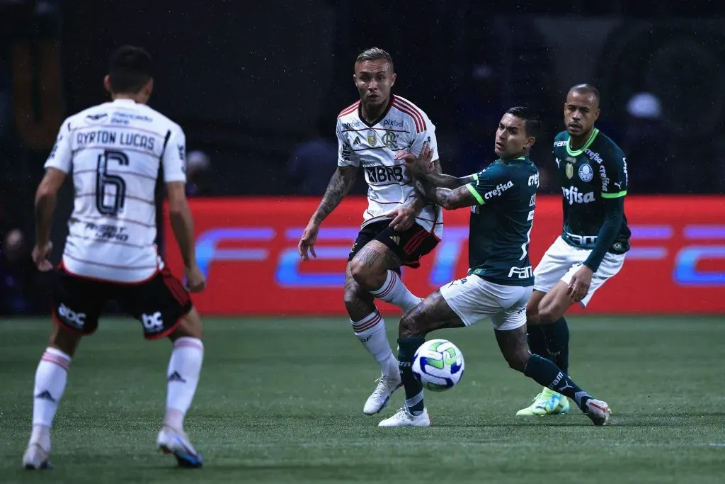 SP – SAO PAULO – 08/07/2023 – BRASILEIRO A 2023, PALMEIRAS X FLAMENGO – Dudu jogador do Palmeiras disputa lance com Everton Cebolinha jogador do Flamengo durante partida no estadio Arena Allianz Parque pelo campeonato Brasileiro A 2023. Foto: Ettore Chiereguini/AGIF